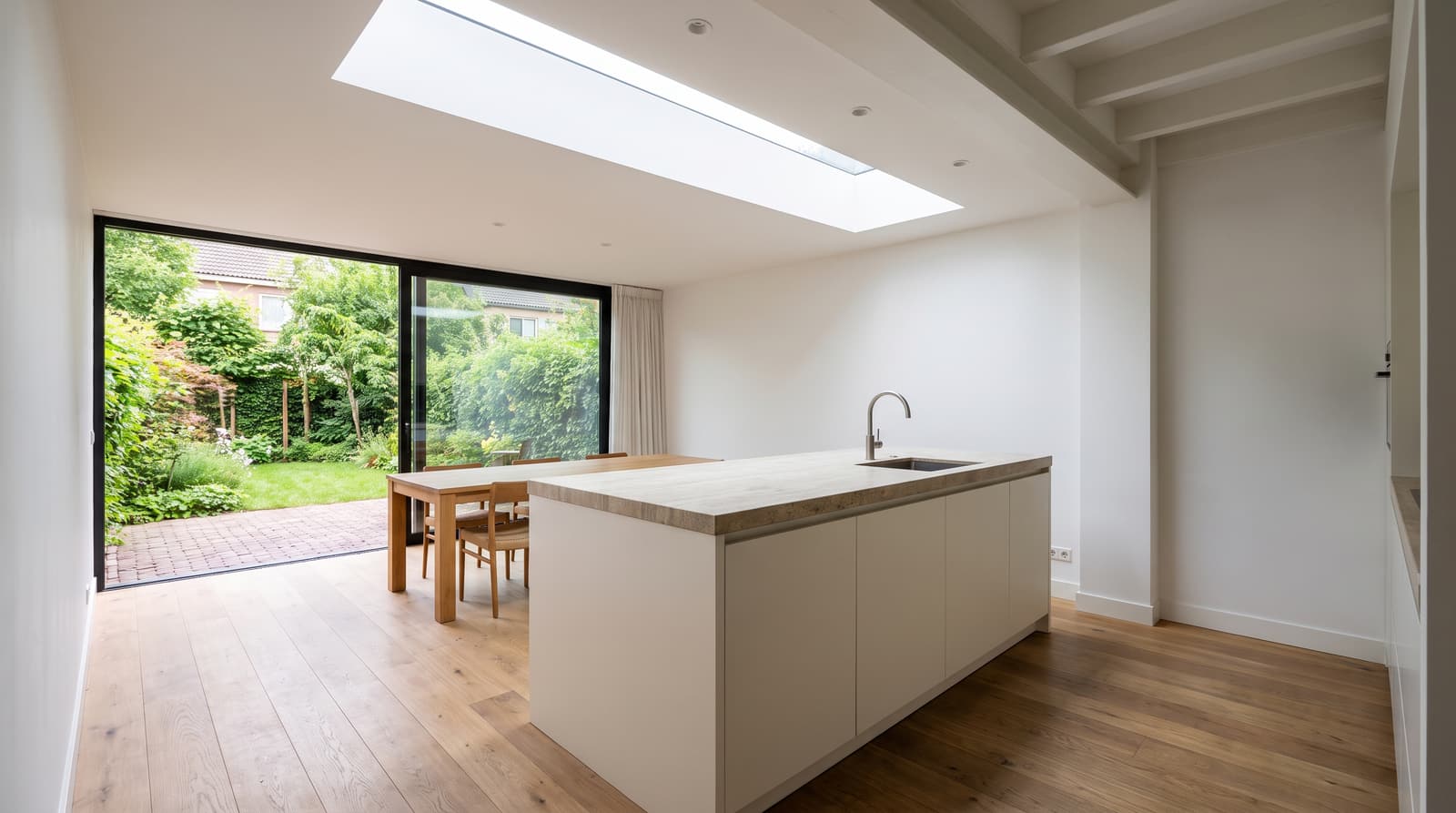 Leefkeuken met lichtstraat in een nieuwe aanbouw